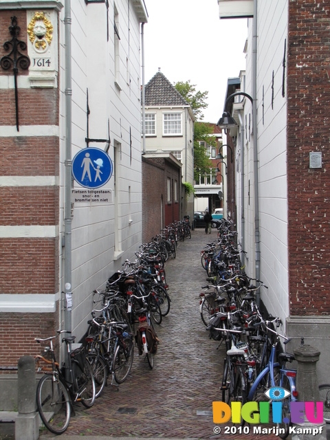 SX16431 Bicycles in alley in Delft